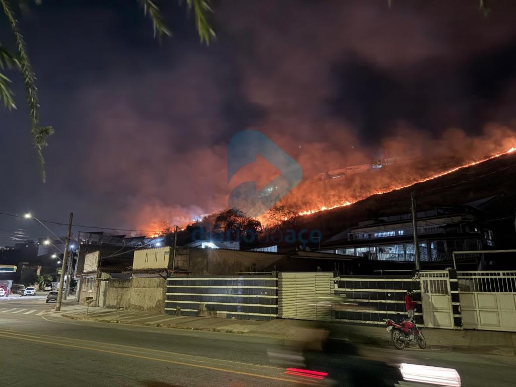 O incêndio foi provocado na noite desta segunda-feira 