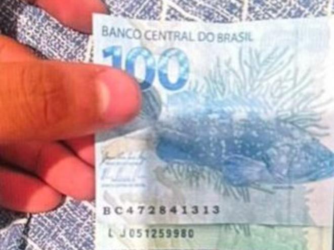 Cédulas falsas, de R$ 50 e de R$ 100, são comercializadas livremente em grupos de WhatsApp e perfis nas mídias sociais 