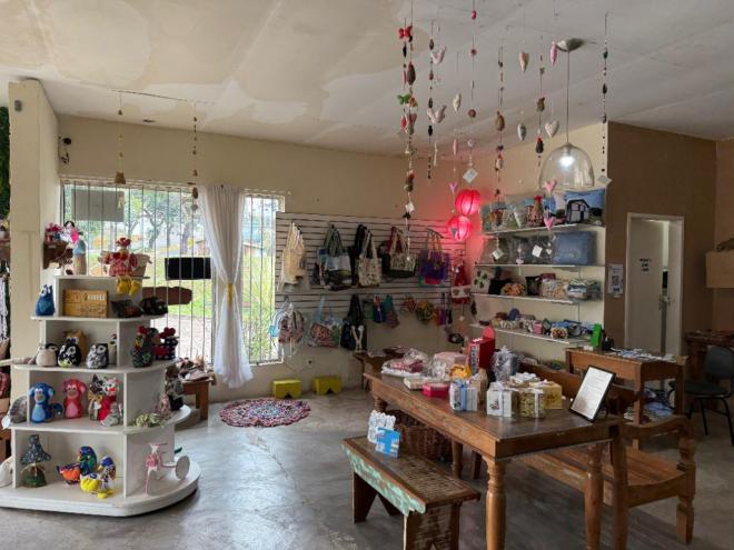 O espaço conta com peças variadas devido à rotatividade dos artesãos 
