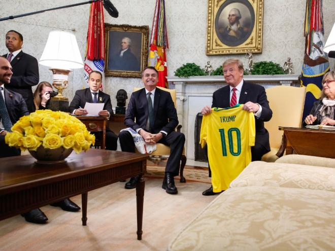 Trump justifica a medida citando o ex-presidente Jair Bolsonaro, que é réu no STF por tentativa de golpe de Estado