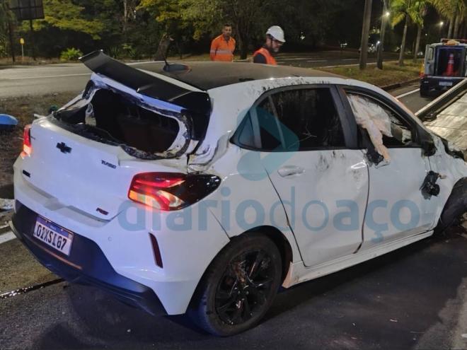 Passageira do carro saiu sem ferimentos aparentes, mas reclamando de dores