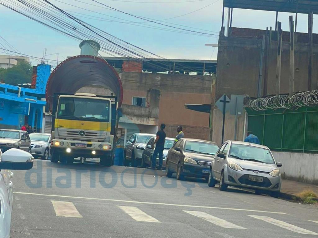 Peça transportada por caminhão saiu arrastando cabos de telecomunicações em vários pontos 