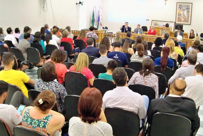 Dezenas de pessoas compareceram ao evento, no salão no Júri Popular 
