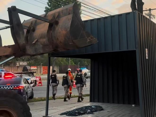 Responsáveis pelas estruturas nas calçadas tiveram mais de 40 dias para desobstruir as vias públicas 