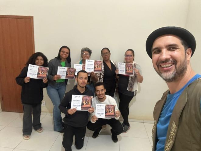 Ao fim das atividades, a turma recebe certificados 
