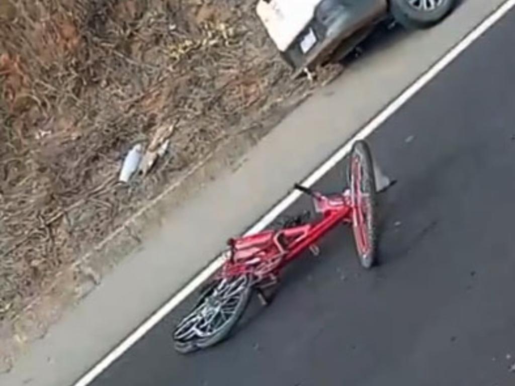 Ciclista usava uma bicicleta comum, não era praticante esportivo; no alto da foto, a Fiat Strada envolvida no atropelamento ao fazer uma ultrapassagem