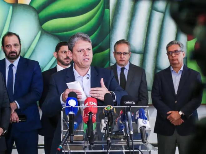 Segundo o governo paulista, foram apreendidas nesta terça-feira, em diferentes pontos da capital, 112 garrafas de vodca que podem ser falsas; 17 delas foram encontradas no bairro da Mooca. 