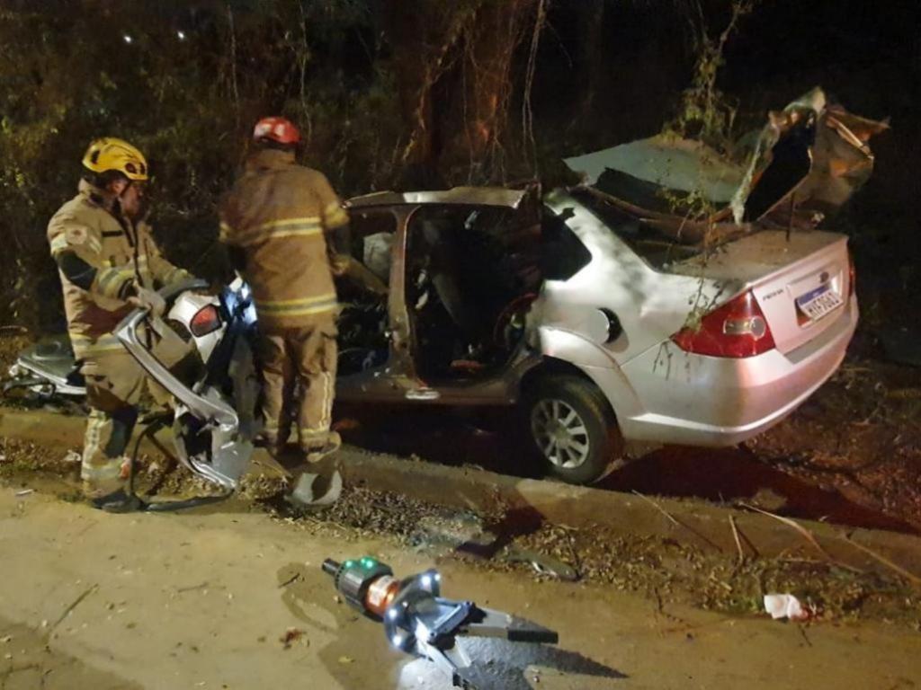 O Fiesta Sedan se chocou contra uma árvore e ficou parcialmente destruído