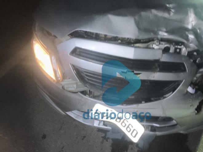 Motorista do Onix informou que motociclista estava parado à margem da rodovia e, repentinamente, entrou na pista 