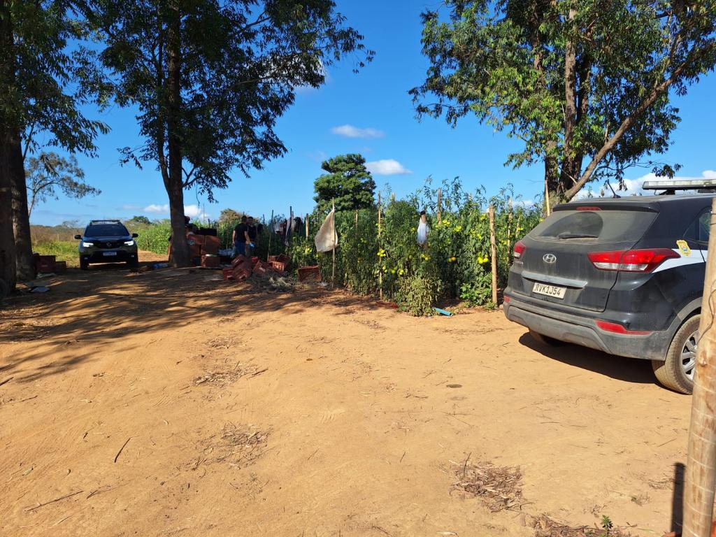 Homem foi encontrado ferido por golpes de facão 