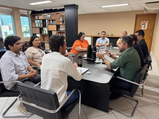 Encontro entre membros da prefeitura e equipe da UFOP