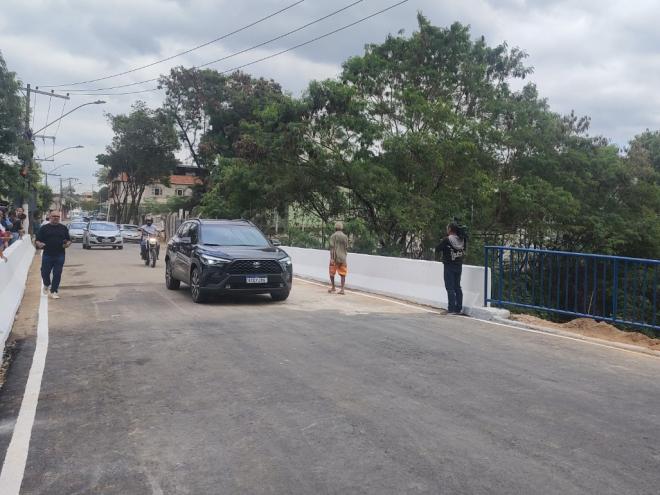 Prefeito Sadi Luca informou que reforma foi feita com recursos próprios e aponte da pista sentido ao Centro deve começar a ser reformada semana que vem, sem necessidade de fechar o tráfego