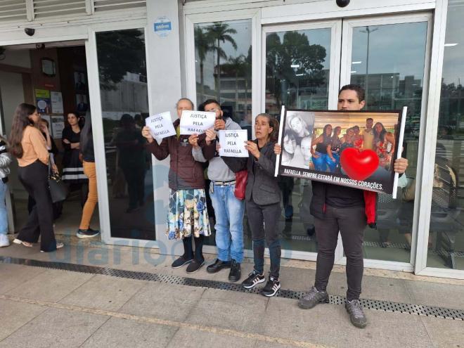Familiares e conhecidos foram pedir justiça por Rafaella Sales 