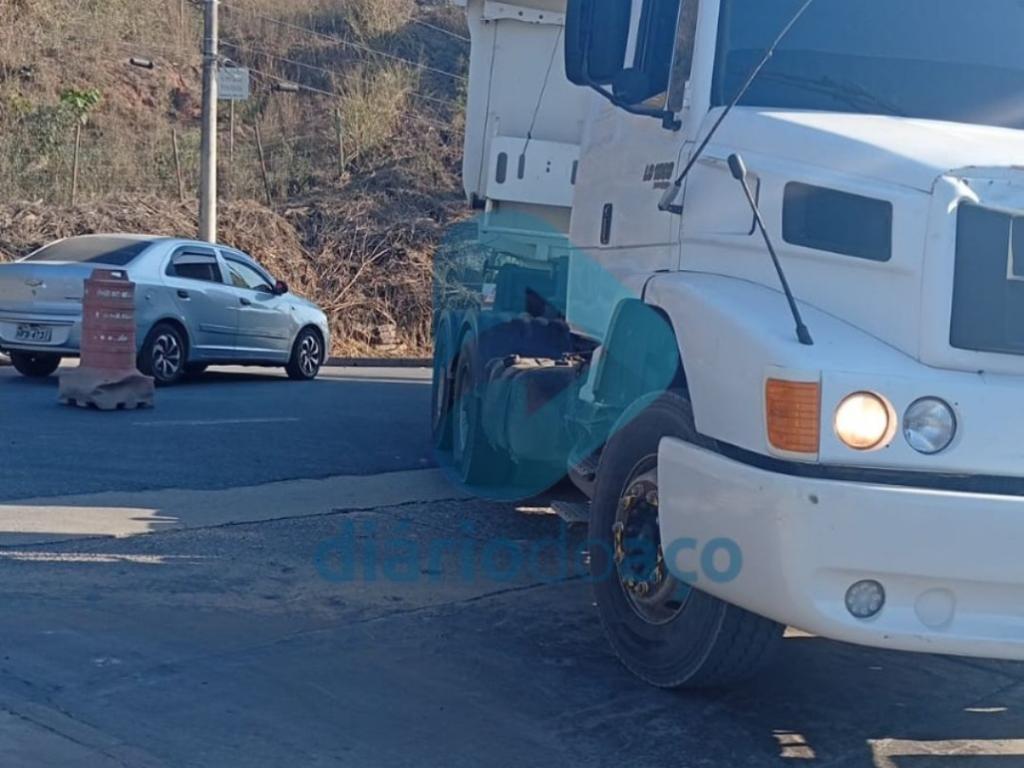 Caminhão fazia a conversão quando colidiu com a motocicleta