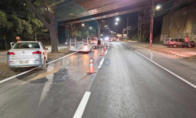 Siena foi parar no canteiro central e atingiu duas árvores 