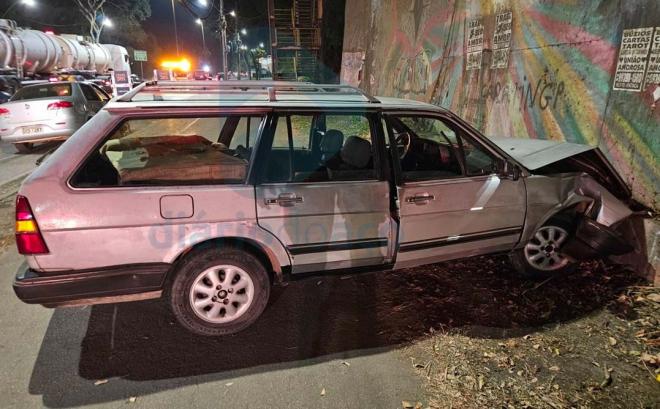 VW Santana Quantum foi parar sobre a calçada de ciclistas e pedestres à margem da pista da avenida Pedro Linhares Gomes 