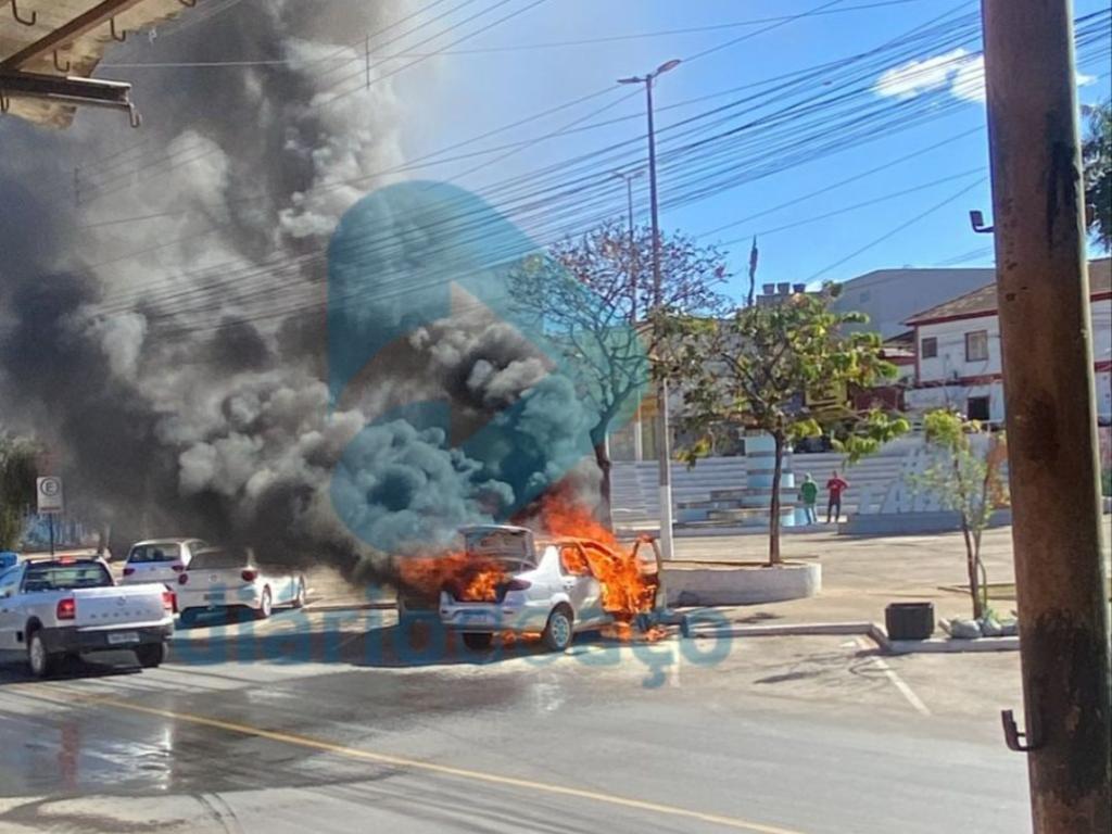 Chamas tomaram conta do veículo