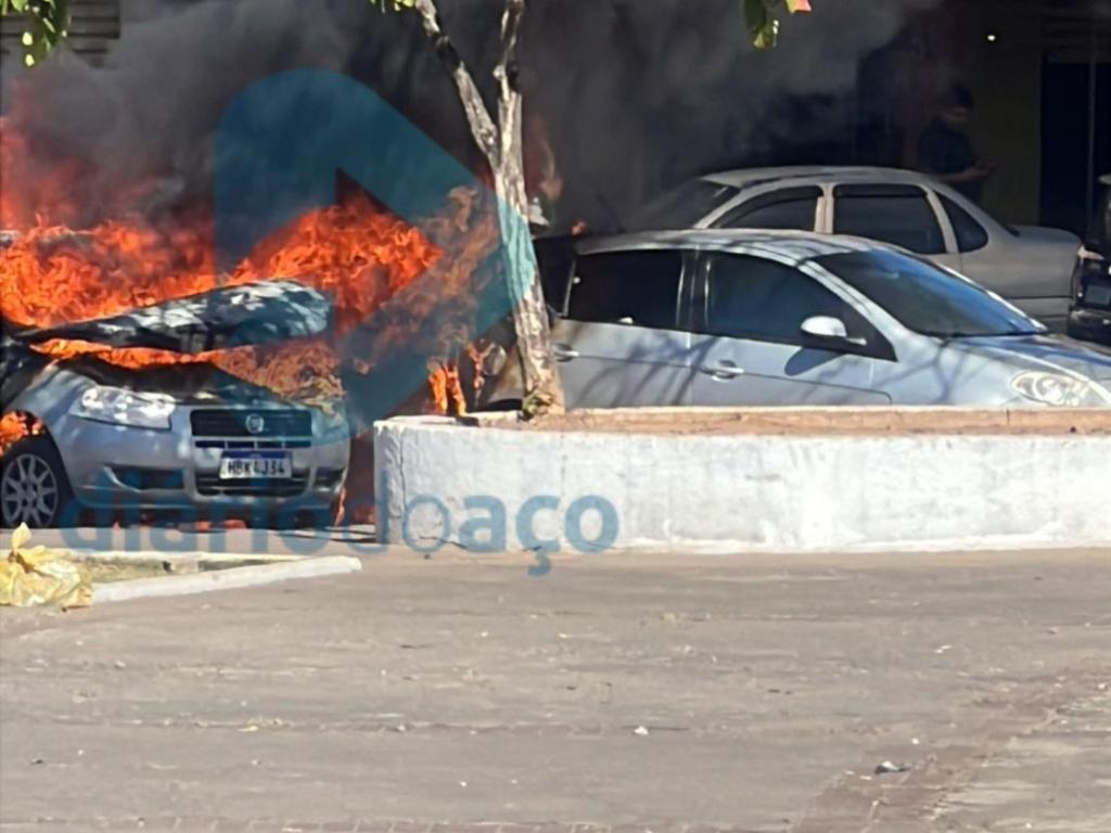 A parte traseira do carro que estava ao lado também foi atingida pelo fogo