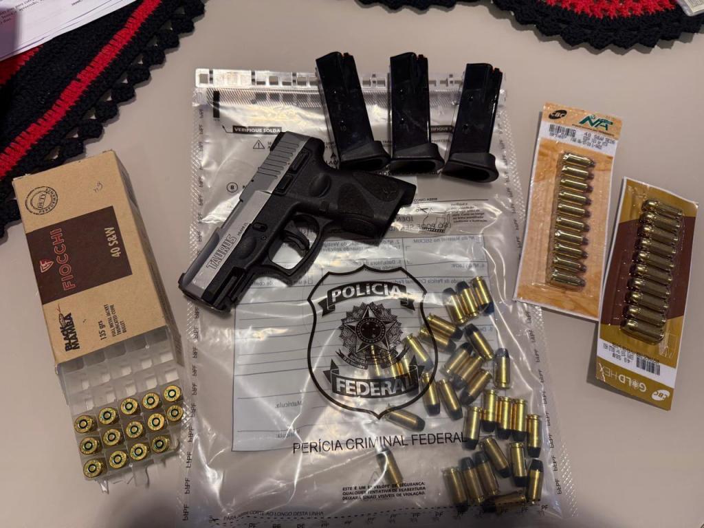 Armas e munições também foram recolhidas pelos agentes 