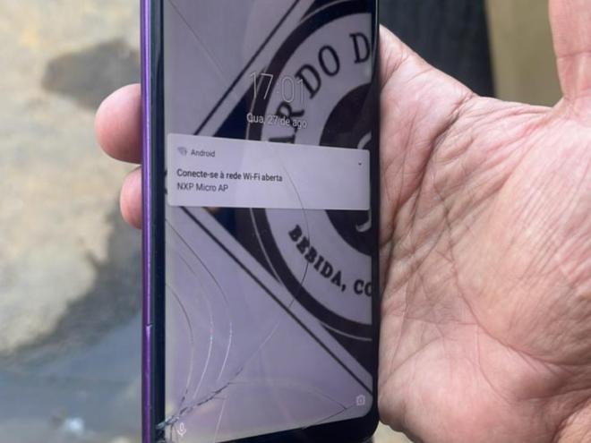 Quando foi apanhado, o terceiro envolvido no roubo ainda portava um celular tomado em outro roubo