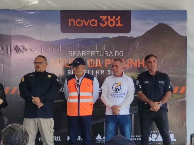 Da esquerda para a direita: Fábio Jardim, superintendente da PRF; Marcelo Boaventura, diretor-presidente da Nova 381; Elcinho, prefeito de Antônio Dias; e Marcelo Alcides, coordenador regional da ANTT