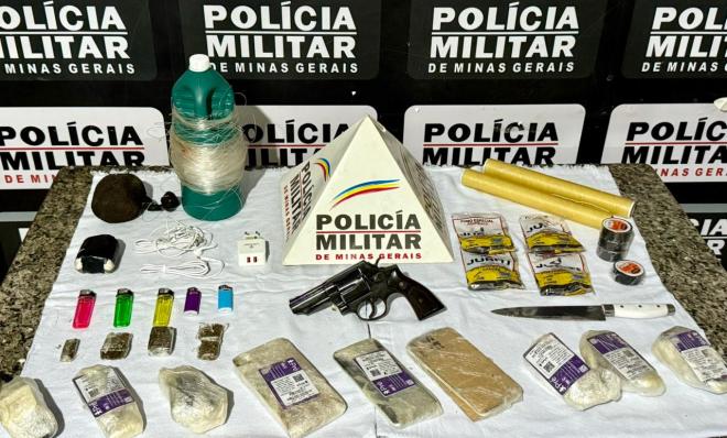 Materiais recolhidos com o trio. Dois adultos e um adolescente passam a responder por posse ilegal de arma de fogo e tráfico de drogas