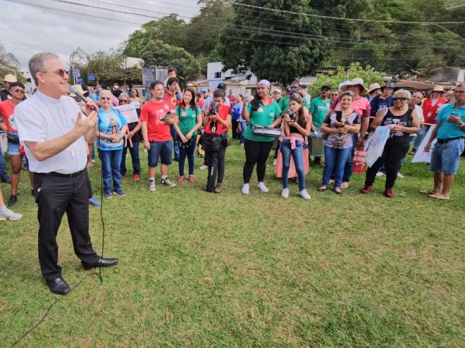 Dom Marco Aurélio Gubiotti, bispo diocesano da Diocese Itabira-Coronel Fabriciano, durante celebração do Grito dos Excluídos em 2023