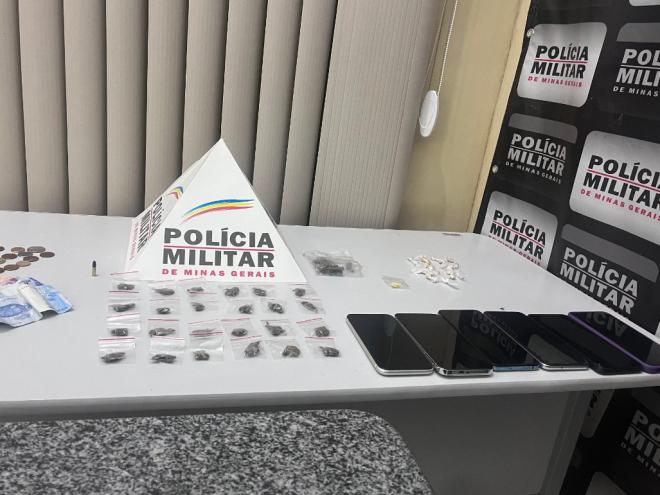 Além dos produtos roubados foram recolhidos telefones celulares com os membros da quadrilha e porções de entorpecentes 
