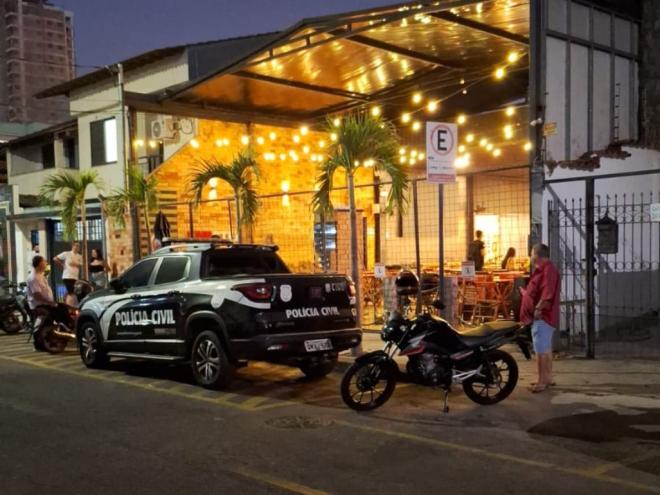 Policiais fizeram buscas nos bares por onde o cantor passou, dia 26/7, a fim de recolher provas 
