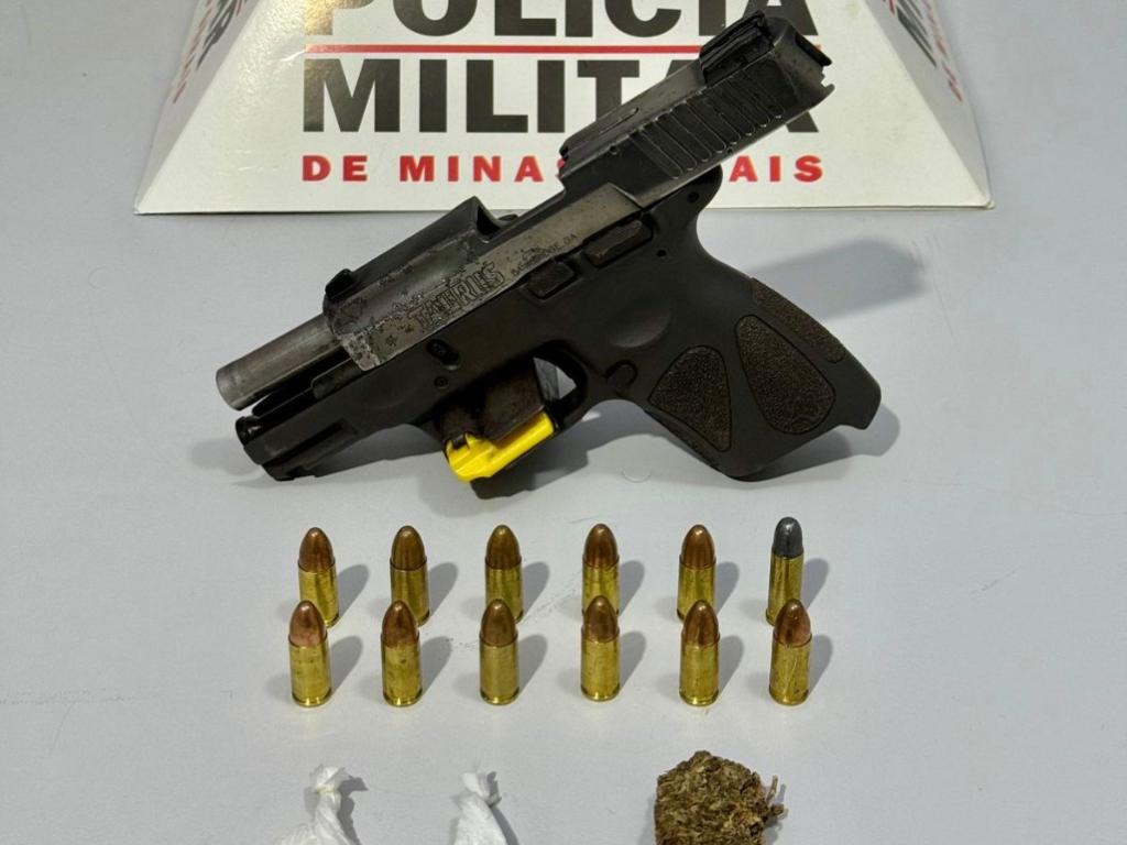 Durante a perseguição, o suspeito dispensou uma arma de fogo calibre 9mm, que foi localizada