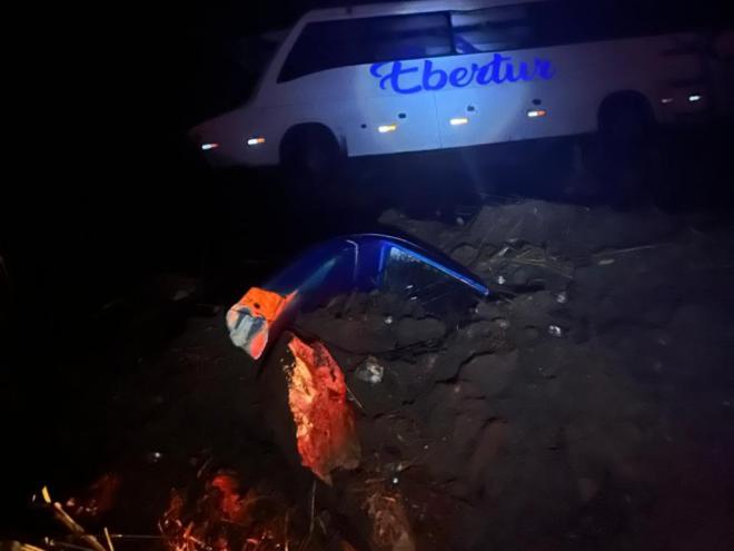 A chuva da noite anterior e o veículo pendurado na ribanceira dificultaram o trabalho dos bombeiros 
