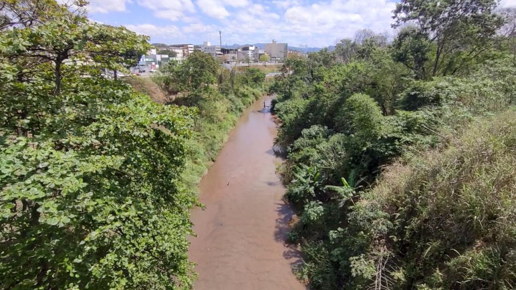 Ribeirão Ipanema na altura dos bairros Centro e Novo Centro