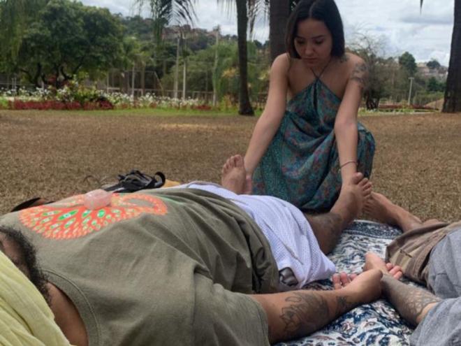 Maria Eduarda Vieira é terapeuta integrativa, taróloga e palestrante