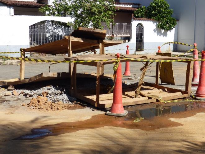 Segundo os moradores, uma adolescente já se acidentou dentro do buraco cavado pela companhia 