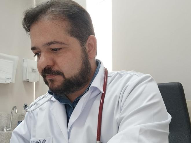 O médico Emílio Ferrer alerta que, em alguns casos, os danos ao organismo provocados pelo metanol podem ser irreversíveis   