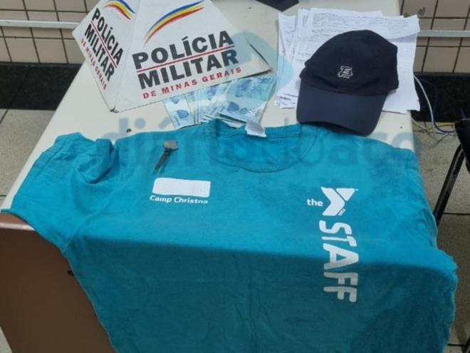 A camisa e boné que o preso usava no momento do furto da malote com dinheiro e notas fiscais