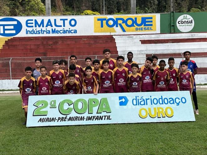 Uma das equipes da meninada do Acesita que disputa com destaque da Copa Diário do Aço Ouro 