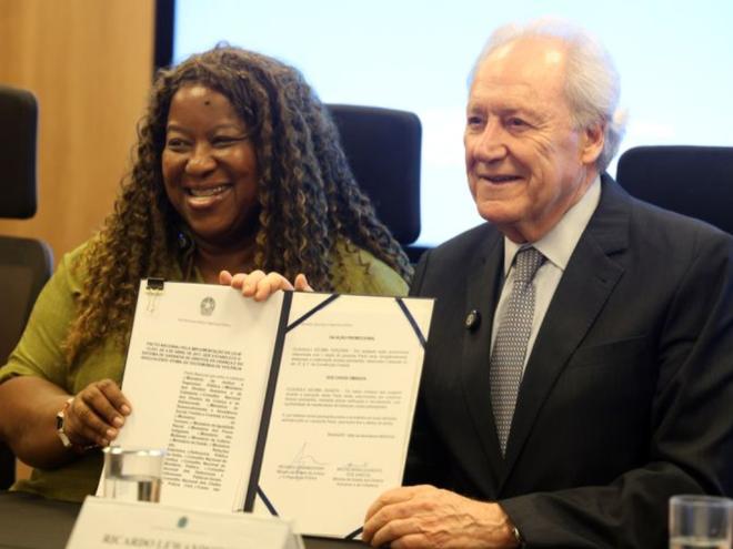 A Ministra dos Direitos Humanos e da Cidadania, Macaé Evaristo, e o ministro da Justiça e Segurança Pública (MJSP), Ricardo Lewandowski, durante anúncio das ações de 2025 da estratégia Crescer em Paz. Trata-se de um plano do MJSP para a proteção integral de crianças e adolescentes, com 45 ações focadas na prevenção da violência, crime e drogas, além do acolhimento e recuperação de vítimas e garantia de acesso à Justiça. Foto: Valter Campanato/Agência Brasil