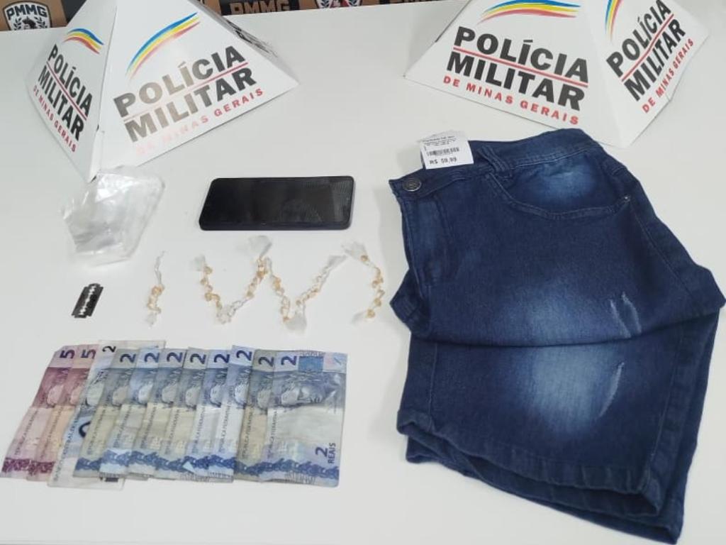 Com os dois infratores policiais encontraram entorpecentes e materiais furtados 