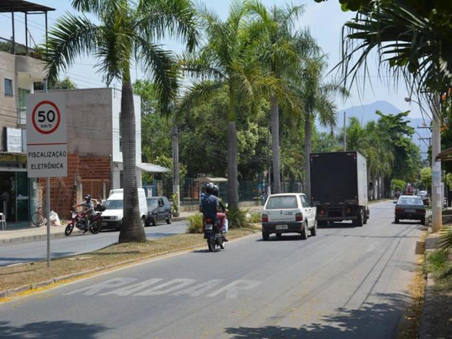 Coletivo passava pela avenida Acesita, no Primavera, quando foi interceptado por homem armado em um carro e passageiro foi ''sequestrado''