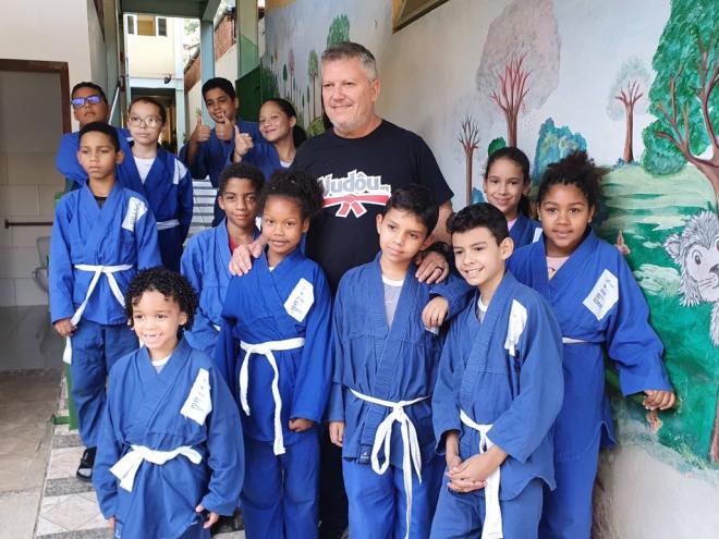 Júlio César, fundador do Ajudôu, com beneficiários no núcleo de Ipatinga