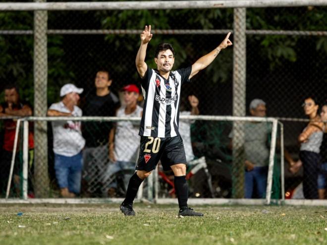 Renan Mota, o ex-profissional de destaque na campanha, comemora mais um gol com a camisa do Beira Rio 