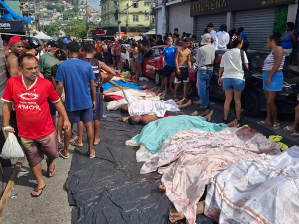 Dezenas de corpos foram trazidos por moradores para a Praça São Lucas, na Penha, zona norte do Rio de Janeiro, após ação policial da Operação Contenção