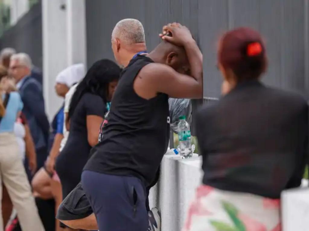 Familiares esperam para identificar corpos no Instituto Médico Legal do Rio de Janeiro