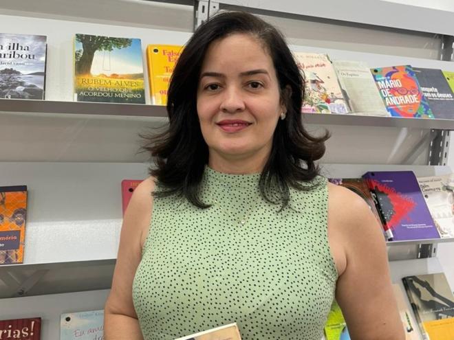 Graziella afirma que o movimento na biblioteca de Ipatinga representa um contraste ao cenário nacional
