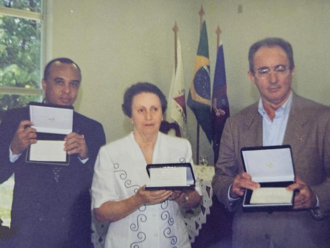 O empresário Valter Oliveira, Amabile Orban Gaggiato e Rinaldo Campos Soares, homenageados na inauguração do Fórum 