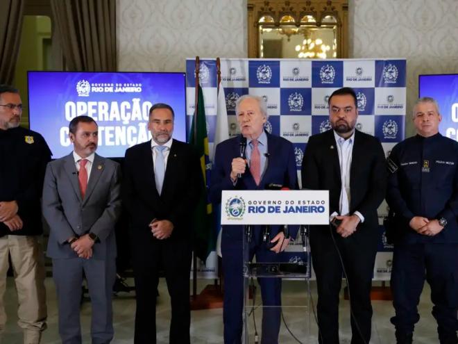Ministro da Justiça, Ricardo Lewandowski, junto ao governador do Rio de Janeiro, Cláudio Castro, durante entrevista coletiva para falar sobre ação policial da Operação Contenção, contra o Comando Vermelho. Foto: Fernando Frazão/Agência Brasil