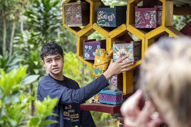 Robson Neto, 14 anos, é o guia do meliponário e ajuda na produção de mel