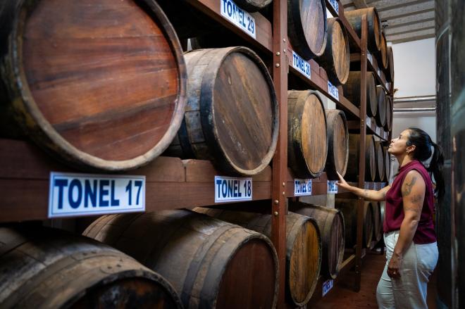 O tour pelo alambique da Me Leva permite conhecer o local onde as cachaças são armazenadas