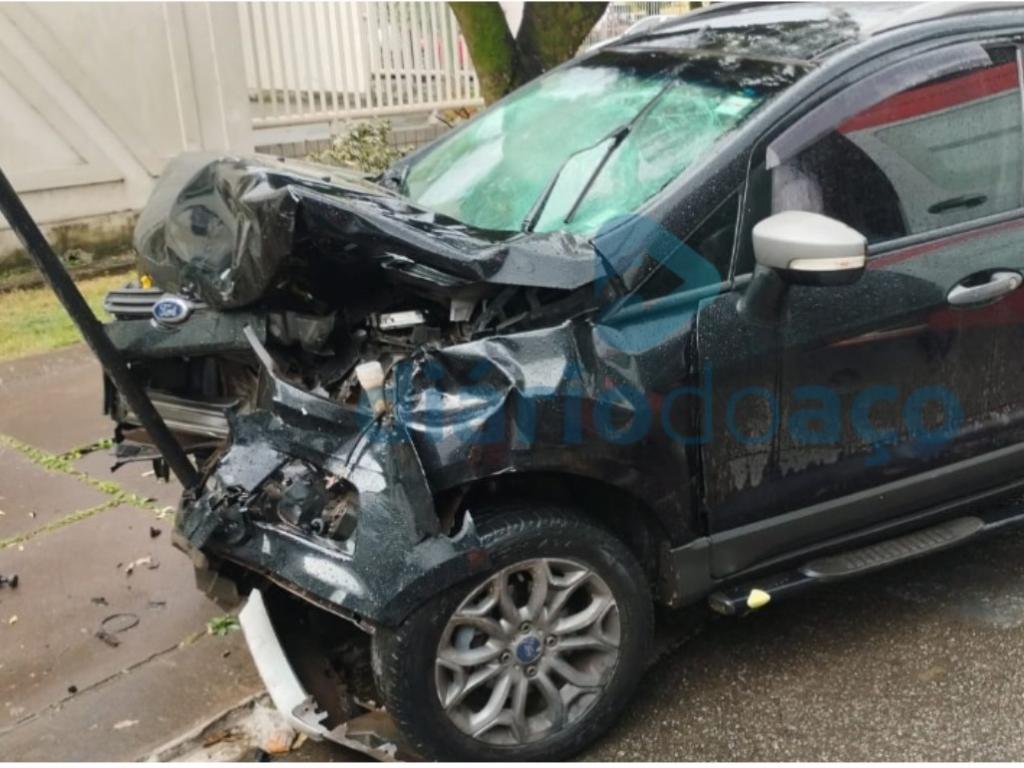 Ford Escoport atingiu a motocicleta, a condutora perdeu o controle, bateu em carros estacionados e em uma haste de placa de trânsito 